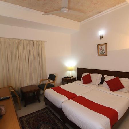 Hotel Palm Greens New Delhi Eksteriør bilde