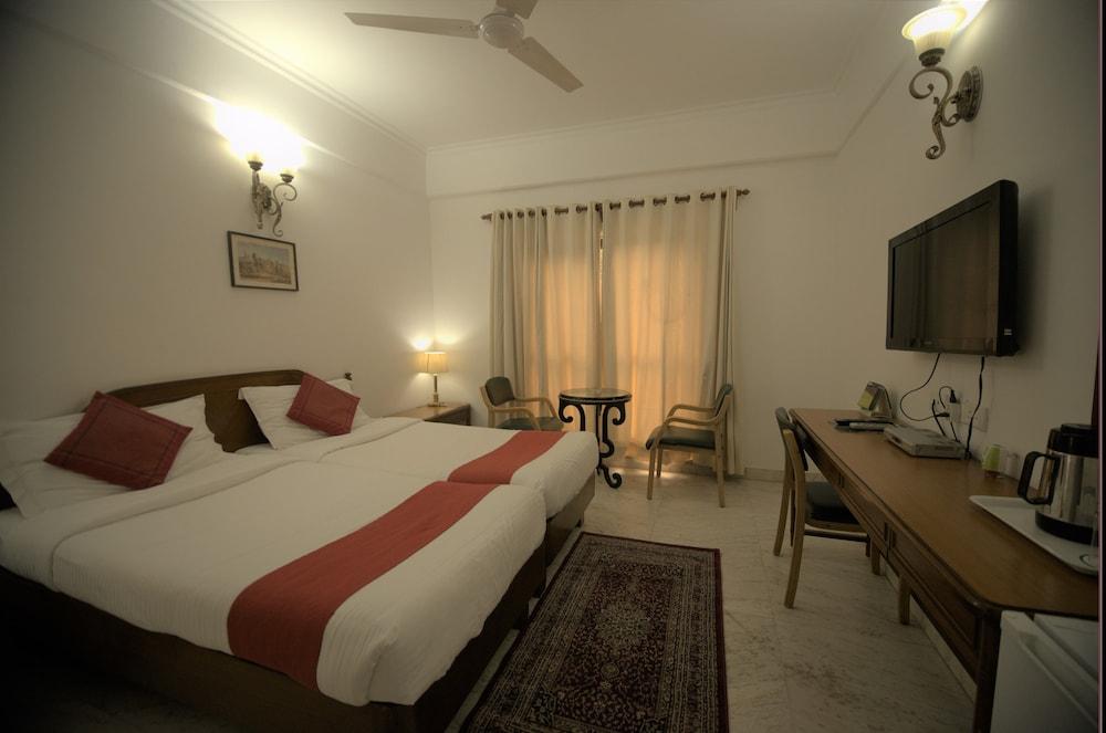 Hotel Palm Greens New Delhi Eksteriør bilde