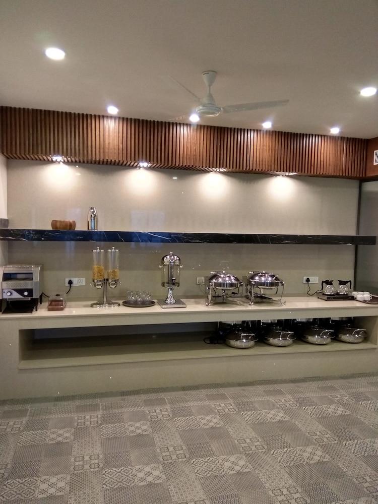 Hotel Palm Greens New Delhi Eksteriør bilde
