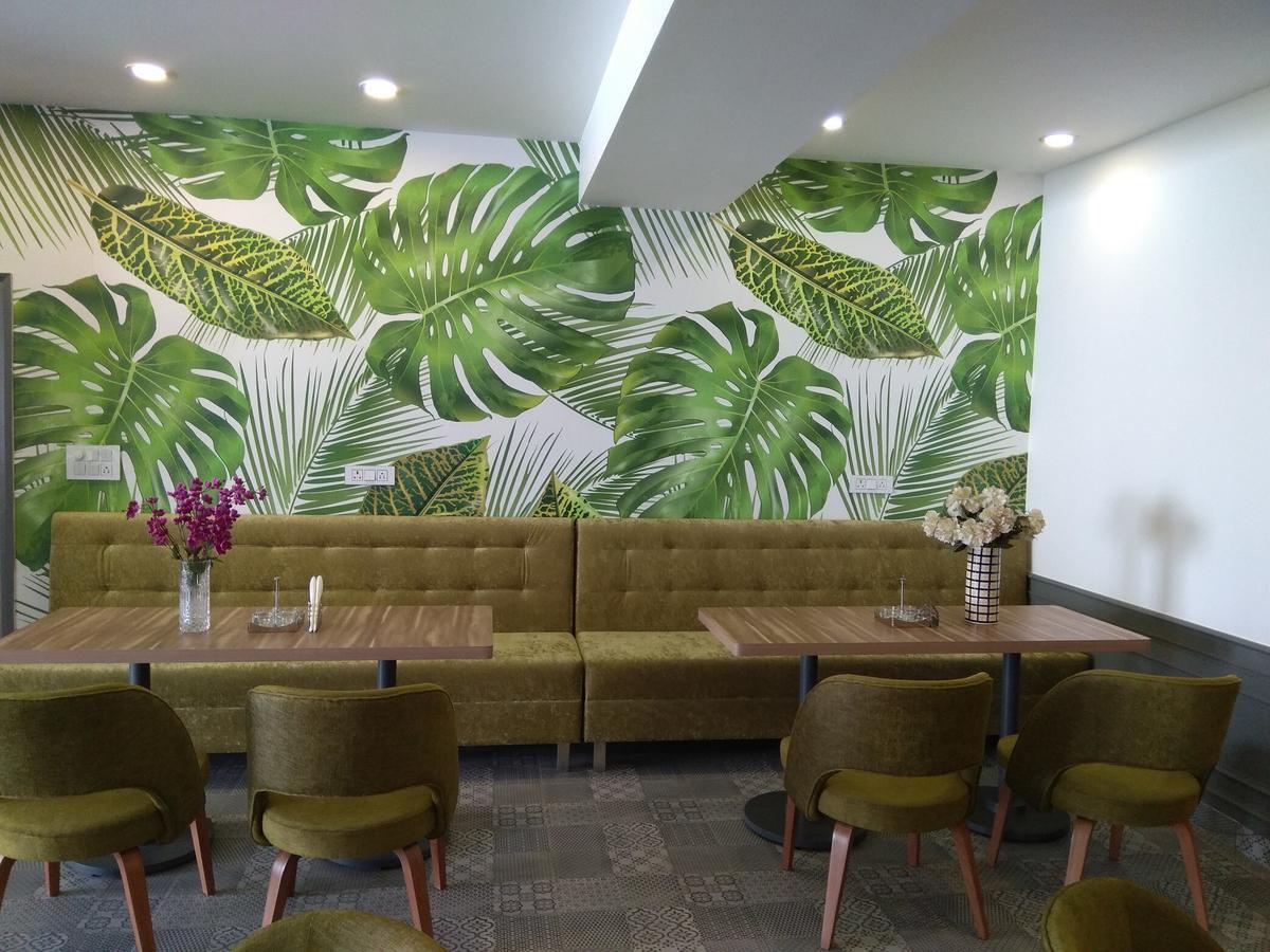 Hotel Palm Greens New Delhi Eksteriør bilde