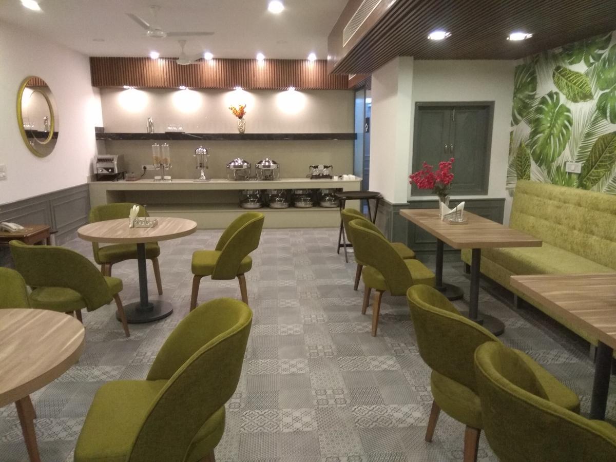 Hotel Palm Greens New Delhi Eksteriør bilde