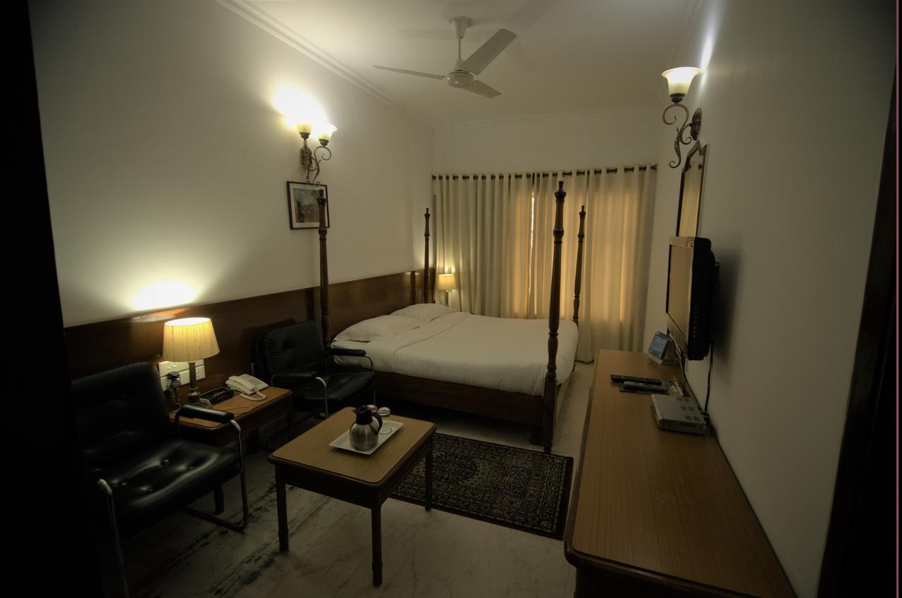 Hotel Palm Greens New Delhi Eksteriør bilde