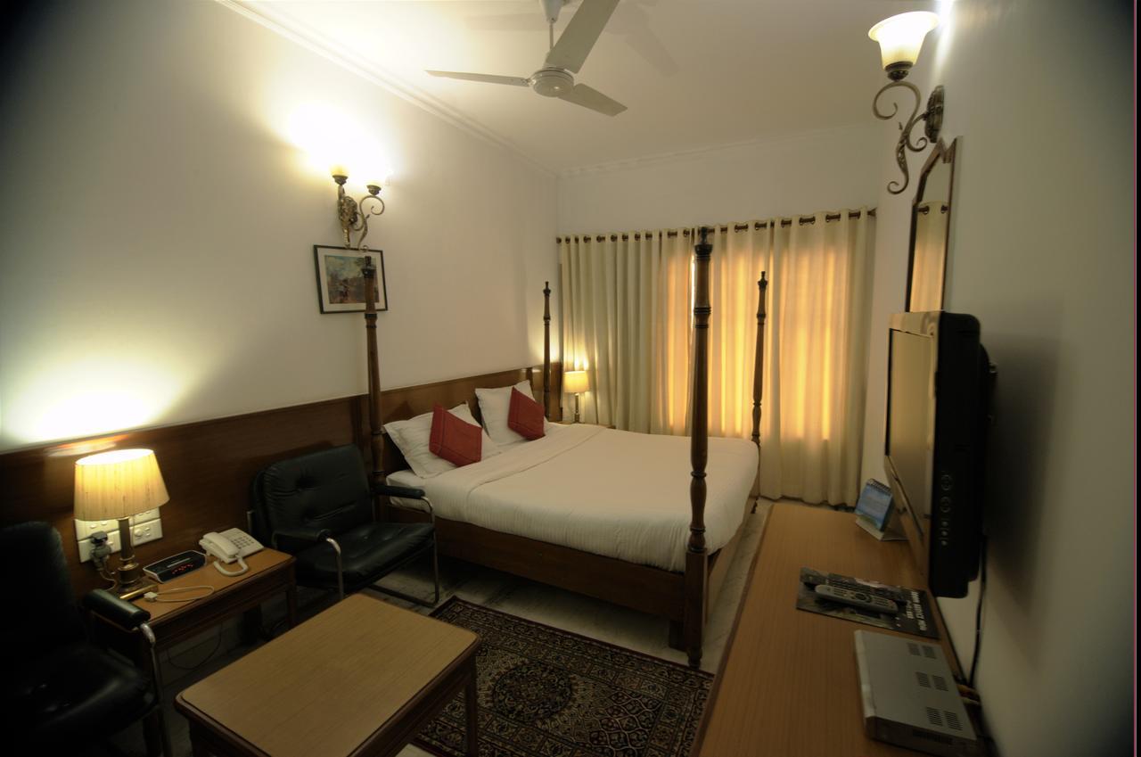 Hotel Palm Greens New Delhi Eksteriør bilde
