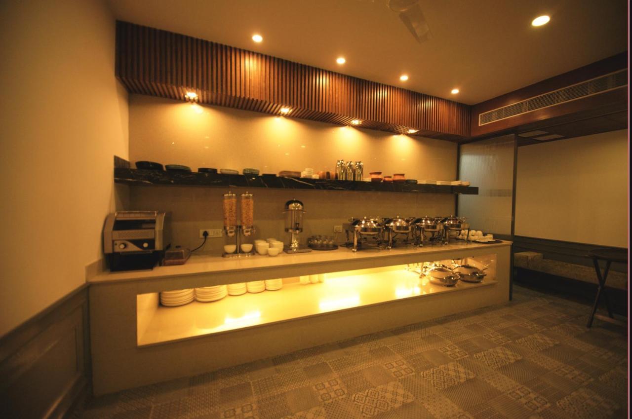 Hotel Palm Greens New Delhi Eksteriør bilde