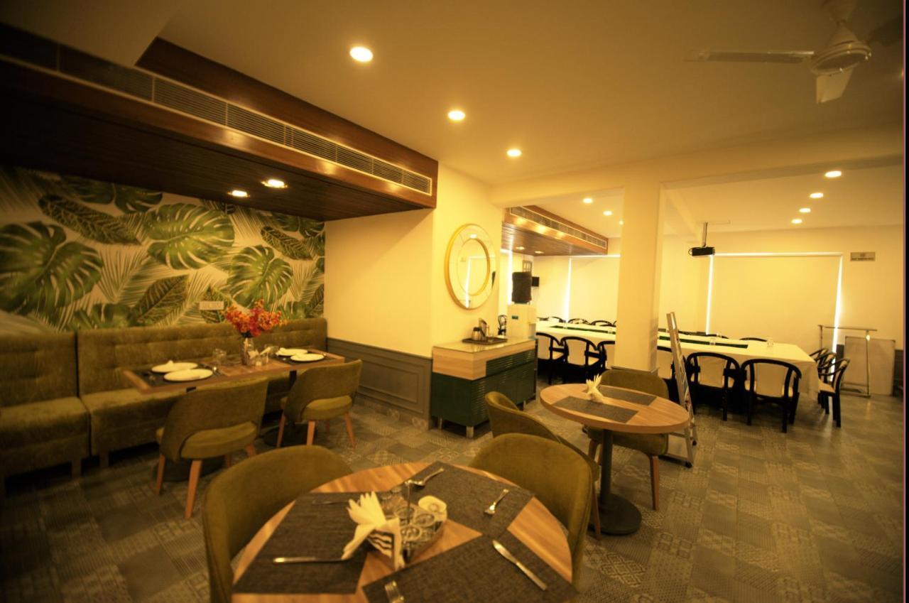 Hotel Palm Greens New Delhi Eksteriør bilde
