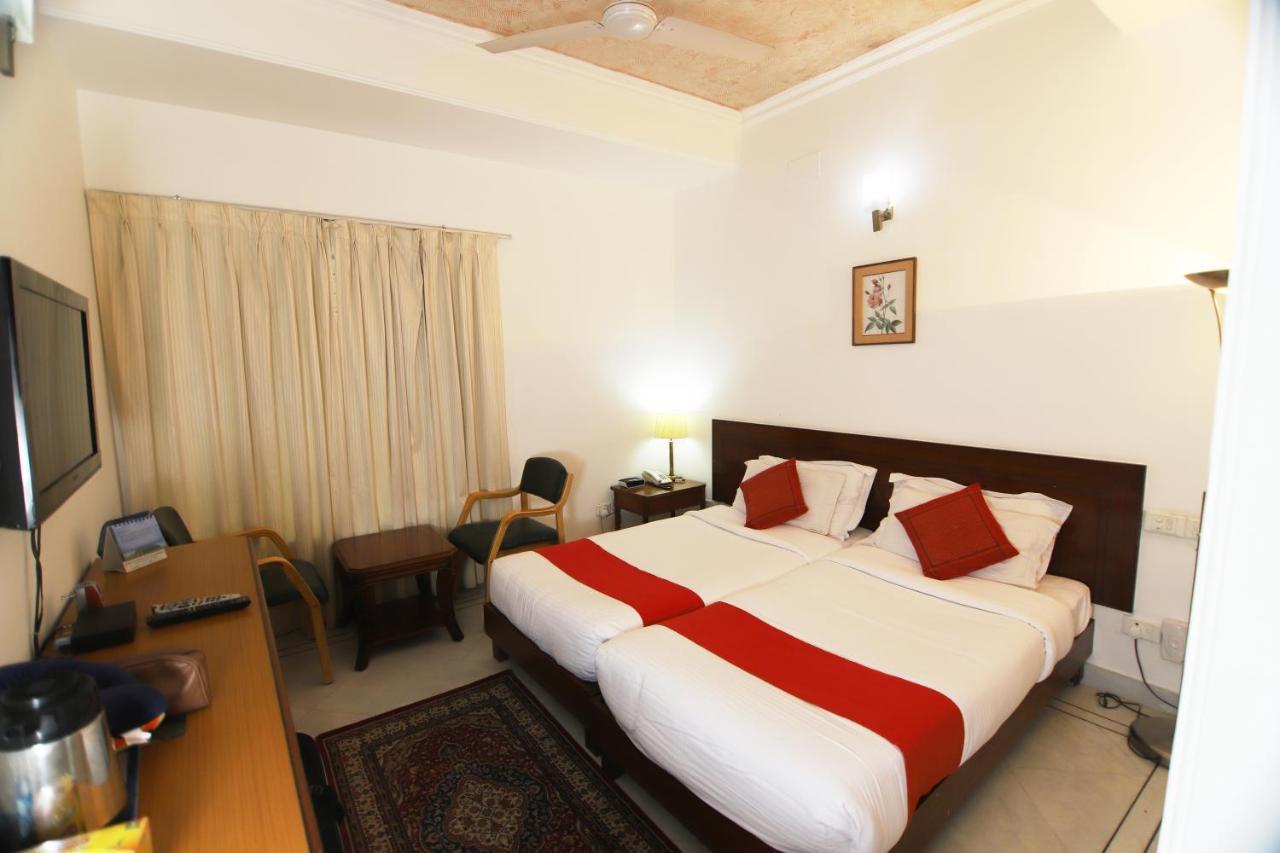 Hotel Palm Greens New Delhi Eksteriør bilde