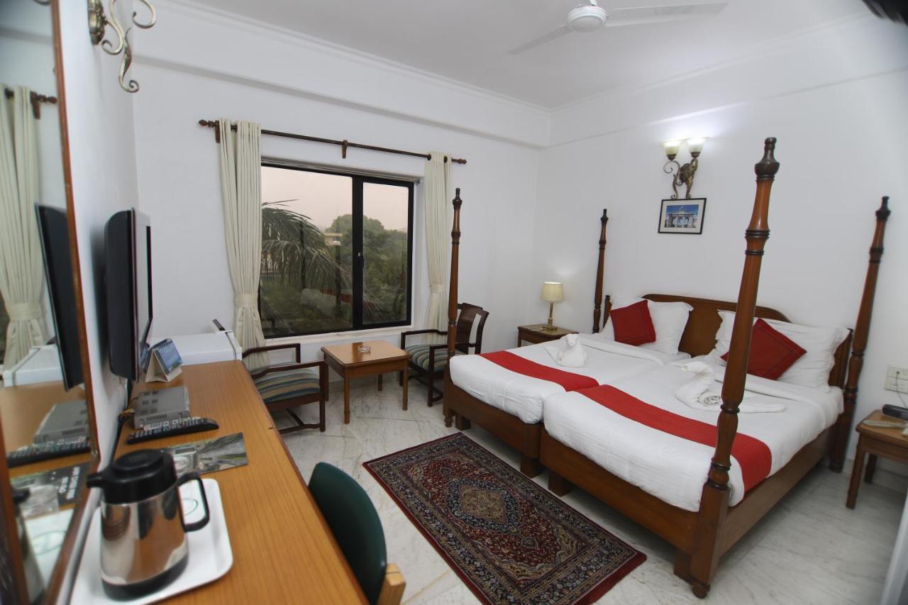 Hotel Palm Greens New Delhi Eksteriør bilde