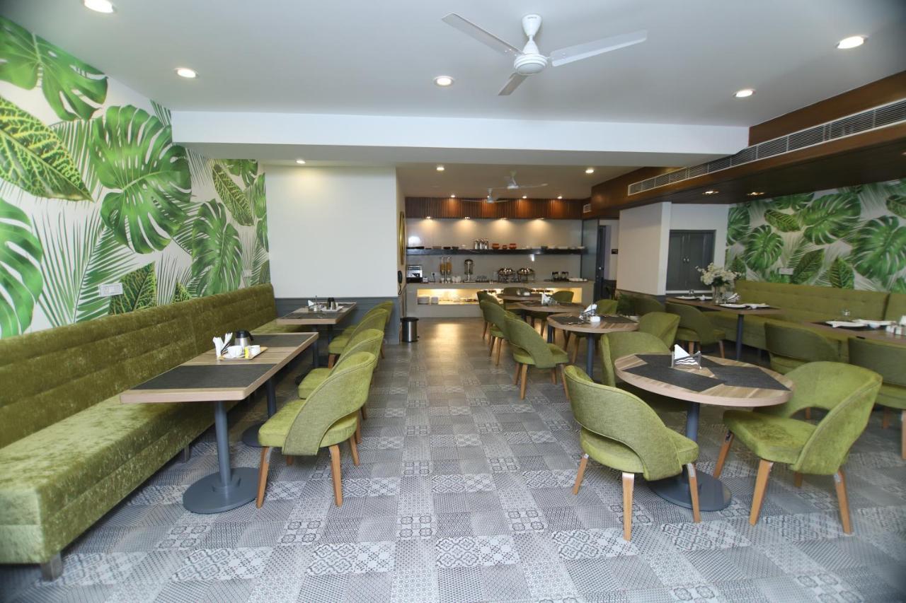 Hotel Palm Greens New Delhi Eksteriør bilde