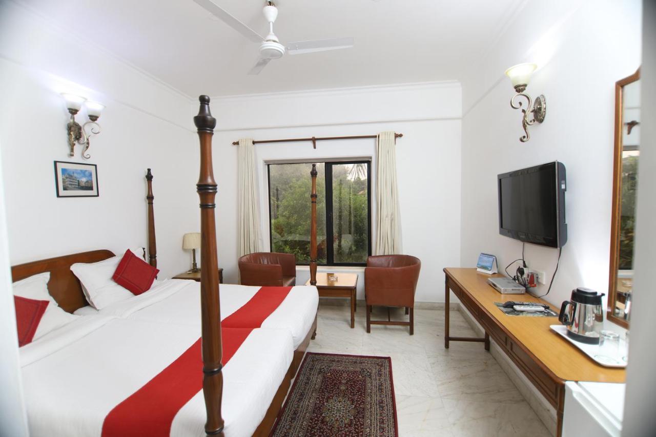 Hotel Palm Greens New Delhi Eksteriør bilde